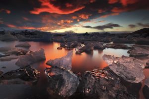 PIC BY IURIE BELEGURSCHI / CATERS NEWS - (PICTURED: The incredible land of fire and ice) - Iceland is known as the Land of Fire and Ice and these images capture the essence of that perfectly. Incredible ever-changing landscapes demonstrate the contrast between the freezing ice and burning skies that dominate Icelands beauty. The incredible pictures taken by photographer Iurie Belegurschi show the breathtaking and utterly unique ice plains formed in sub-zero temperatures. The monstrous ice sculptures that rise from the ground perfectly reflect the heated red colour shining from the sunset behind. SEE CATERS COPYL'incredibile terra di ghiaccio e fuoco
L'islanda è conosciuta come la terra del fuoco e del ghiaccio e queste immagini ne catturano l'essenza perfettamente. Queste immagini mozzafiato scattate da Lurie  Belegursch mostrano il contrasto unico tra le sculture di ghiaccio che si formano e decine di gradi sottozero e i cieli rossi al tramonto che si riflettono in esse